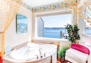 New listing! Deluxe bayfront studio w/jetted tub & fireplace - near the beach!