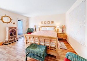 New listing! Deluxe bayfront studio w/jetted tub & fireplace - near the beach!