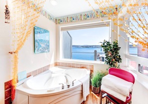 New listing! Deluxe bayfront studio w/jetted tub & fireplace - near the beach!