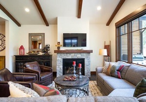 New Listing! Luxury 3bd Residence On Gray's Crossing Golf Course