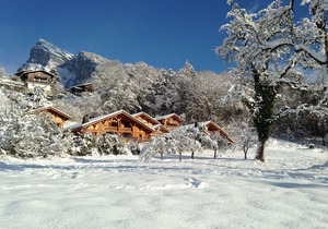 NEW LISTING - Stylish chalet-style apartment with stunning views in Samoens