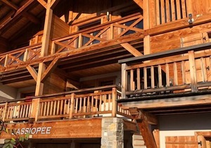 NEW LISTING - Stylish chalet-style apartment with stunning views in Samoens
