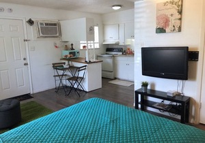 New Listing! Thrifty / functional studio near AUS / downtown