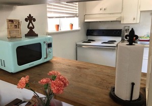 New Listing! Thrifty / functional studio near AUS / downtown
