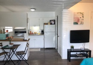 New Listing! Thrifty / functional studio near AUS / downtown