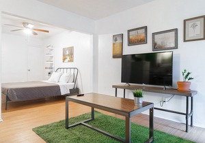 New Listing! Thrifty + functional 1BD Apt near AUS and downtown