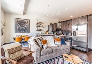 New, luxe condo in the heart of town with mountain view, balcony & bus to slopes