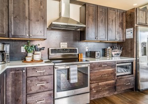 New, luxe condo in the heart of town with mountain view, balcony & bus to slopes