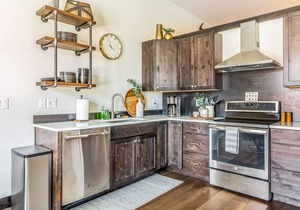 New, luxe condo in the heart of town with mountain view, balcony & bus to slopes