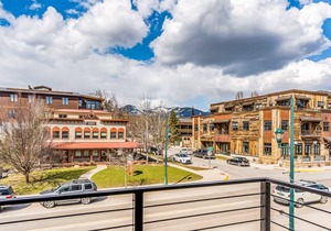 New, luxe condo in the heart of town with mountain view, balcony & bus to slopes