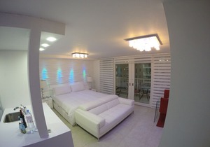 NEW - LUXURIOUS MODERN STUDIO - STEPS TO THE BEACH, RESTAURANTS AND HOTELS