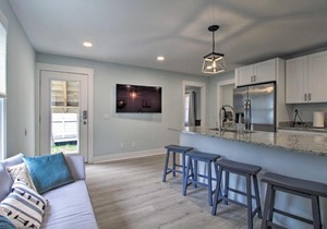 NEW! Renovated 2 Bed 2 Bath Apartment Downtown