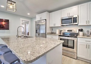NEW! Renovated 2 Bed 2 Bath Apartment Downtown