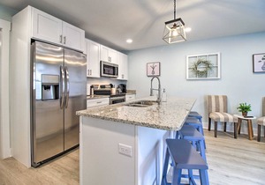 NEW! Renovated 2 Bed 2 Bath Apartment Downtown