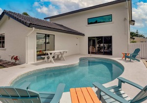 NEW! Walk to the Beach Juno Beauty w/ Pool & Bikes