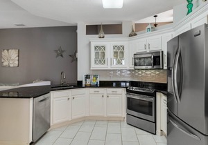 Newly furnishedl pool and spa property for up to 8 guests