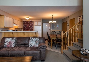 Newly renovated condo in Pinnacles - BBQ, hot tub, laundry, ski-in/out from door