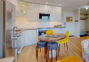 Newly renovated condo slope-side on Perfection ski run w/shared pool & hot tub