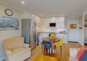 Newly renovated condo slope-side on Perfection ski run w/shared pool & hot tub