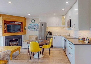Newly renovated condo slope-side on Perfection ski run w/shared pool & hot tub
