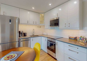 Newly renovated condo slope-side on Perfection ski run w/shared pool & hot tub