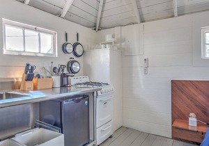 Newly renovated bayside bungalow w/king bed, kitchen, sunroom, deck and.