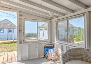 Newly renovated bayside bungalow w/king bed, kitchen, sunroom, deck and.