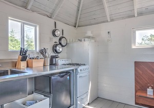 Newly renovated bayside bungalow w/king bed, kitchen, sunroom, deck and.
