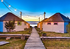 Newly renovated bayside bungalow w/king bed, kitchen, sunroom, deck and.