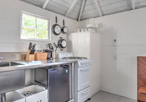 Newly renovated bayside bungalow w/king bed, kitchen, sunroom, deck and.