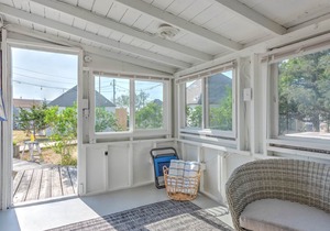 Newly renovated bayside bungalow w/king bed, kitchen, sunroom, deck and.