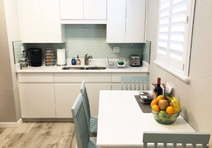 Newly Renovated - Modern Apartment - 2 of 4