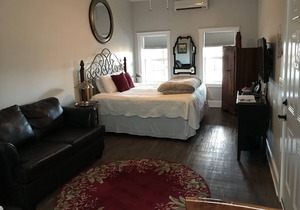Newport Inn #2 - Walk to Levee and Downtown Cincinnati/REDS! Parking Included!!