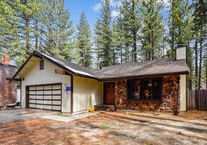 Next Tahoe adventure, Close to Heavenly, Classic One-Level Cabin only steps from the River!