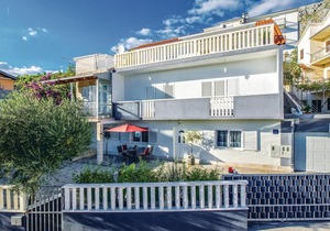 Nice apartment in Dugi Rat with WiFi