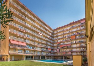 Nice Apartment In Malgrat De Mar With 2 Bedrooms, Wifi And Outdoor Swimming Pool