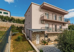 Nice apartment in Mali Rat with WiFi