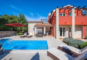 Nice Home In Bratulici With 3 Bedrooms, Sauna And Outdoor Swimming Pool
