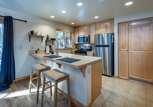 Nicely updated Lake Forest Glen end unit townhome