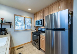 Nicely updated Lake Forest Glen end unit townhome