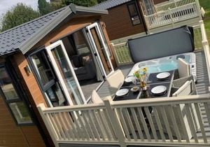Nightingale Lodge with Hot Tub