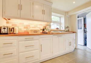 No 2 Sea View - Four Bedroom House, Sleeps 8