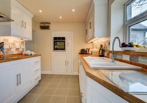 No 2 Sea View - Four Bedroom House, Sleeps 8