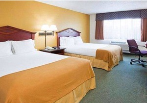 Norwood Inn Eagan -Luxury 2 King Bedroom Suite with Tub And Ktchnette