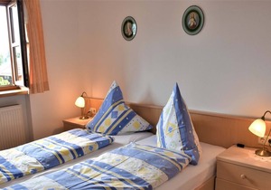 Nr. 2 Ferienwohnung 32 qm Obergeschoss, Wohnraum mit Essecke, Sep. Schlafzimmer