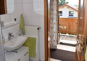 Nr. 2 Ferienwohnung 32 qm Obergeschoss, Wohnraum mit Essecke, Sep. Schlafzimmer