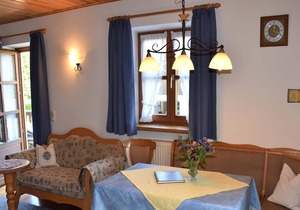 Nr. 2 Ferienwohnung 32 qm Obergeschoss, Wohnraum mit Essecke, Sep. Schlafzimmer
