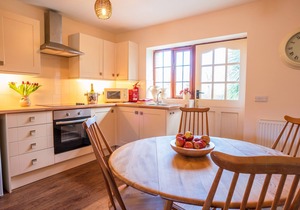 NYTH Y WENNOL, pet friendly, character holiday cottage in Abersoch