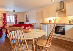 NYTH Y WENNOL, pet friendly, character holiday cottage in Abersoch