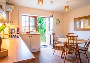 NYTH Y WENNOL, pet friendly, character holiday cottage in Abersoch